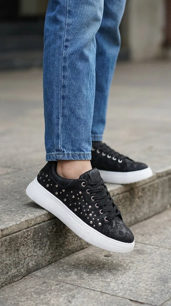 Black Casual Sneaker For Women AT7502