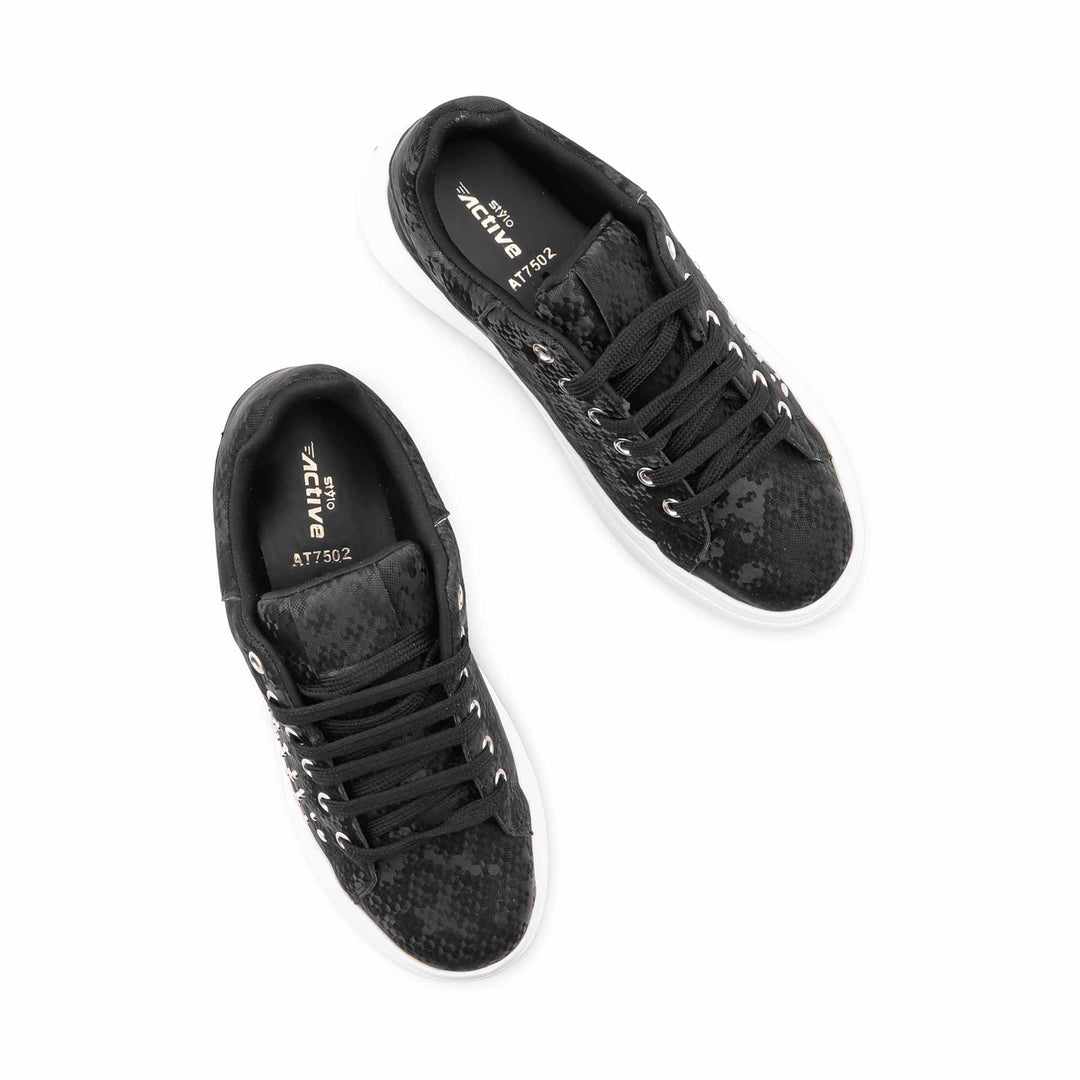 Black Casual Sneaker For Women AT7502