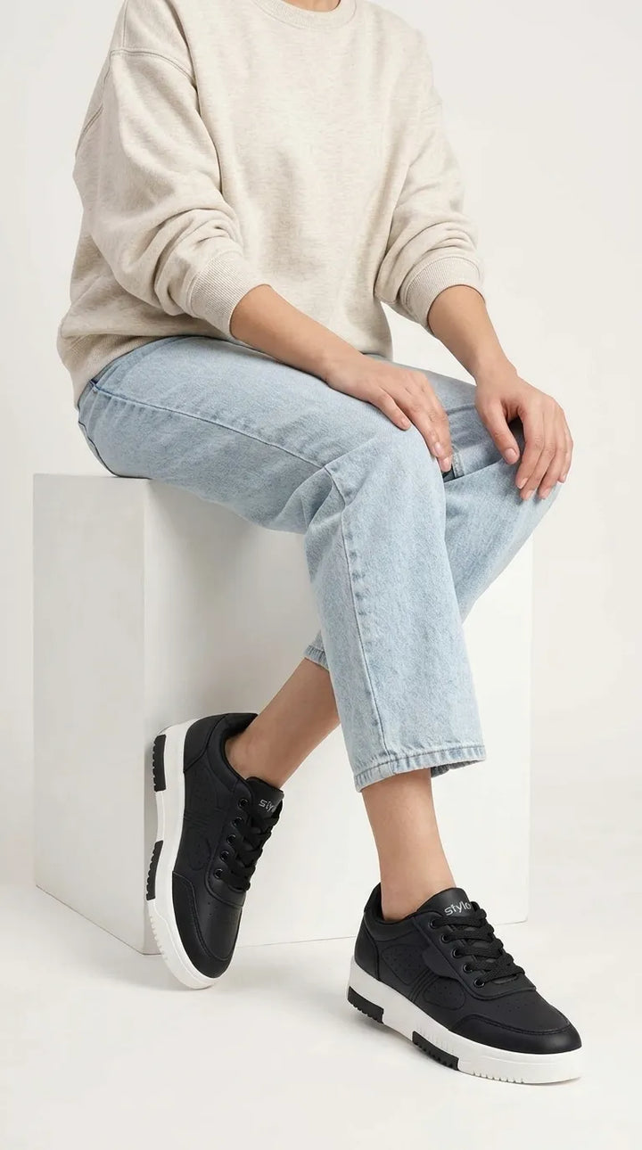 Black Casual Sneaker For Women AT7564